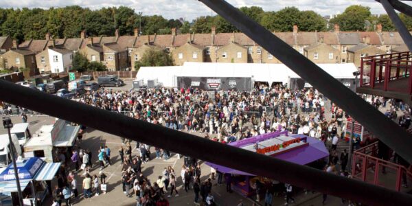 Food-Drink-and-Merchandise-Stands-at-Fan-Event