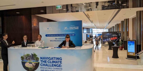 Navigate the climate Dubai conference exhibition stand with employees greeting delegates.
