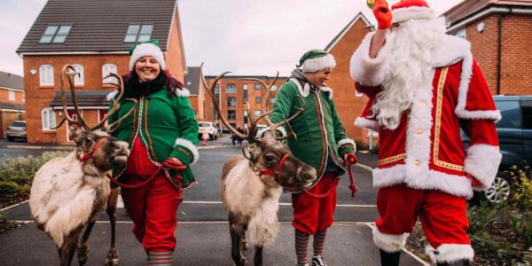 Santa-Claus-With-Elves