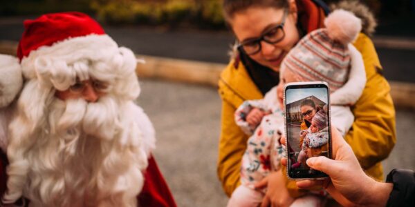 Santa-Having-Photo-With-Mum-And-Baby