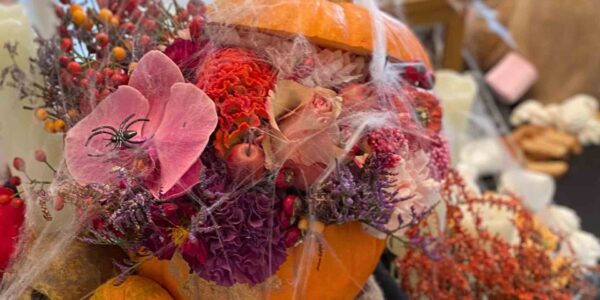 Pretty floral pumpkin table decoration used for house decoration service at Halloween.