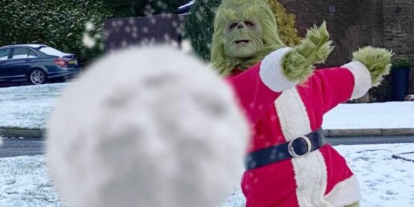 Grinch-Throwing-Snow-Ball