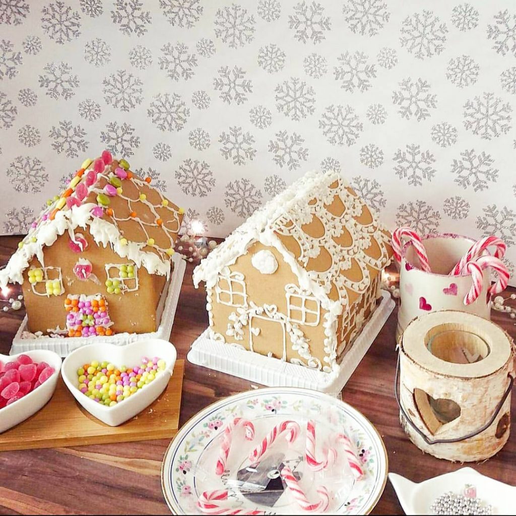 Virtual entertainment ideas gingerbread house decorating available to book for virtual Christmas parties and online experiences.
