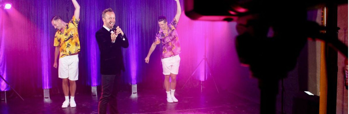 Virtual-Entertainers-Performing-for-Zoom-Attendees