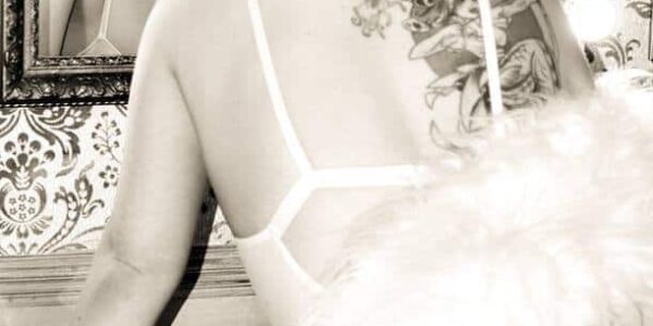 Elegant-Burlesque-Performer