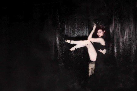 Peacock-Burlesque-Dancer-For-Hire