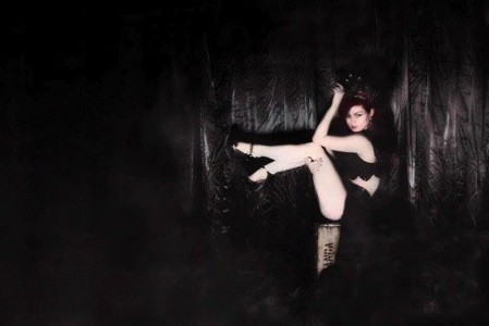 Peacock-Burlesque-Dancer-For-Hire