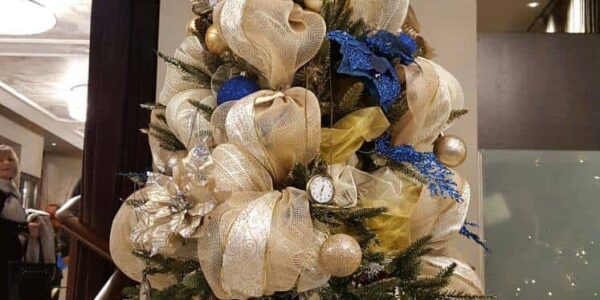 Blue-White-and-Gold-Christmas-Themed-Table-Centrepieces