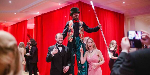Guests-With-Circus-Stilt-Walker