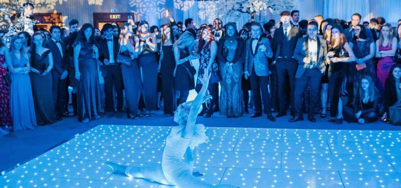 Winter-Wonderland-Christmas-Party-Entertainer