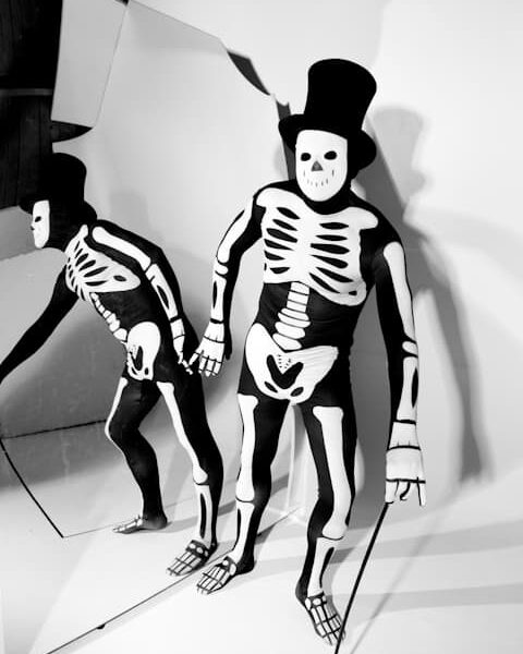 Skeleton-Childrens-Halloween-Entertainment