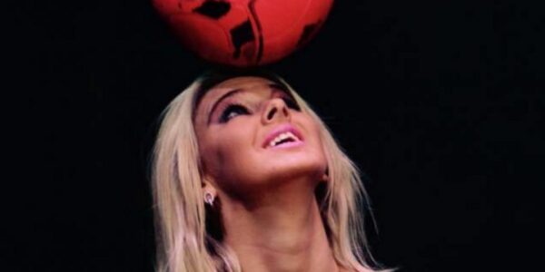 Football-Freestyler-Balancing-Football