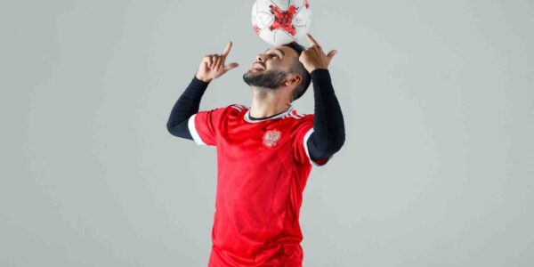 Football-Freestyler-Head-Stand