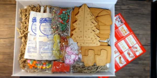 Gingerbread-House-Christmas-Party-Idea