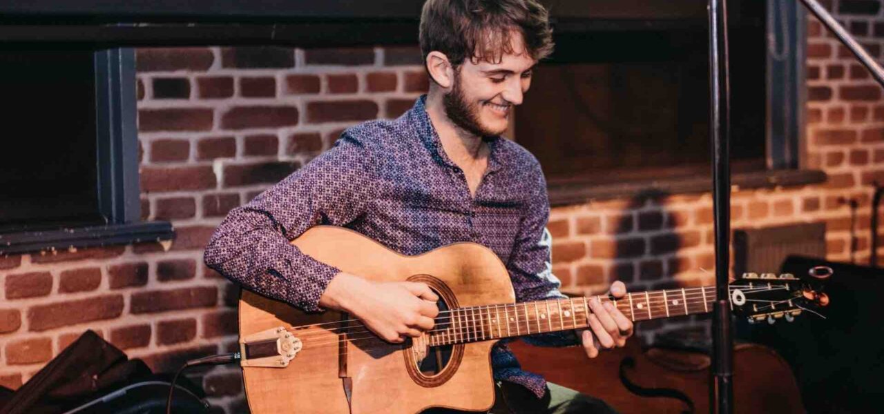 solo-acoustic-guitarist