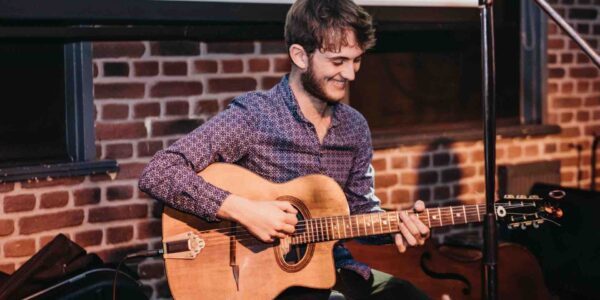 solo-acoustic-guitarist
