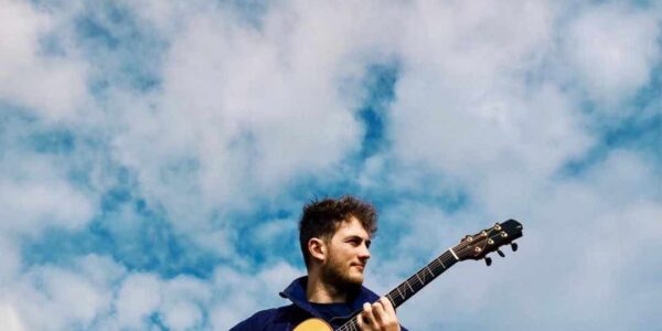 solo-acoustic-guitarist-outside