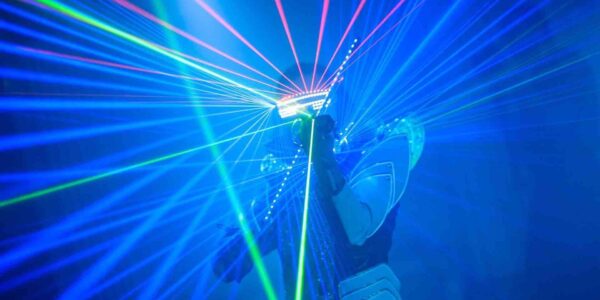 LED-Violinist-Shooting-Lights-From-Violin