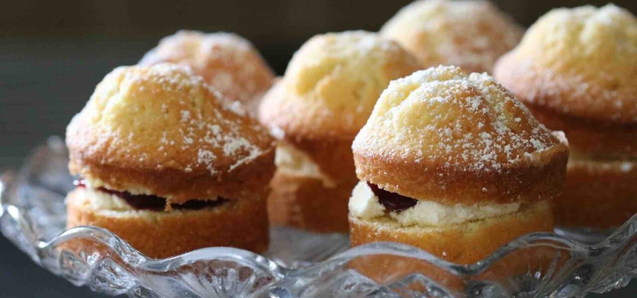 Mini-Victoria-Sponges-Cake-Decorating-Team-Building