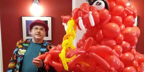 Balloon-Modeller-With-Balloon-Dragon