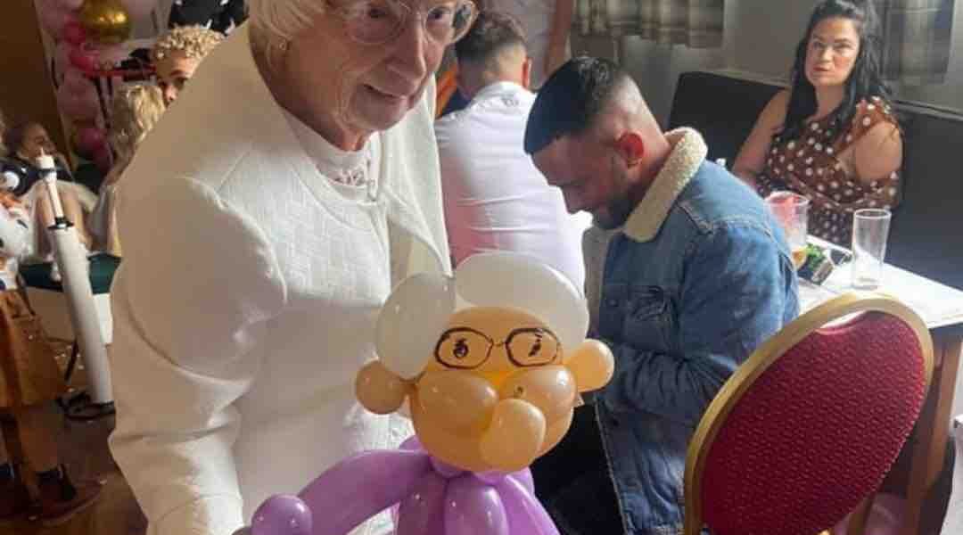 Hire-Balloon-Entertainer-For-Family-Fun-Days