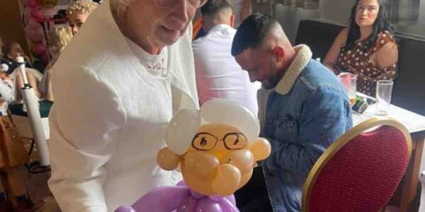 Hire-Balloon-Entertainer-For-Family-Fun-Days