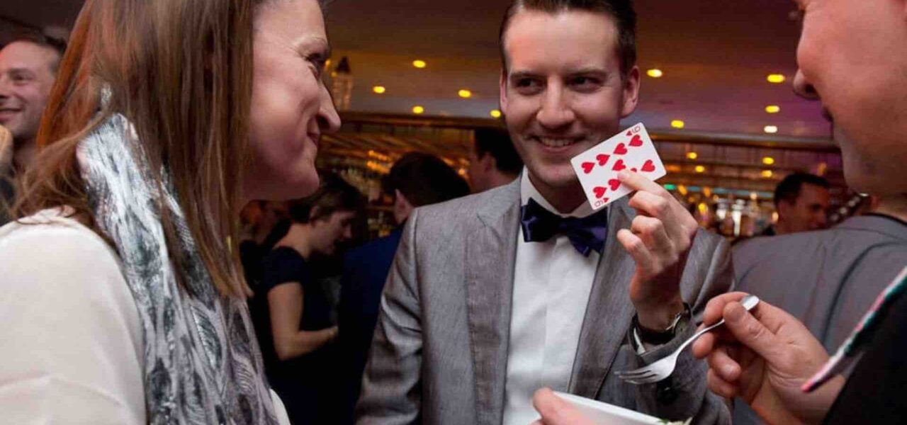 Magician-Walkabout-Entertainment