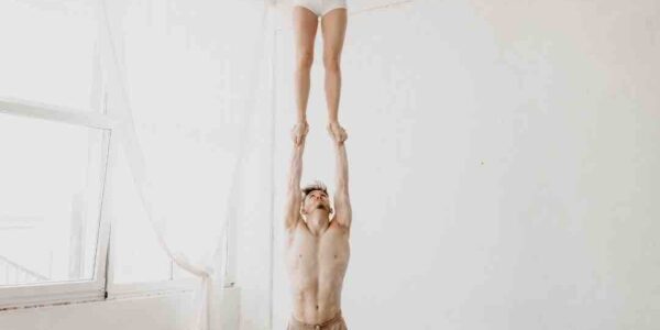 Acrobatic-Duo-Balancing-Act