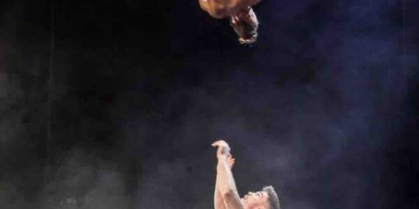 Acrobatic-High-Flying-Performance-Duo