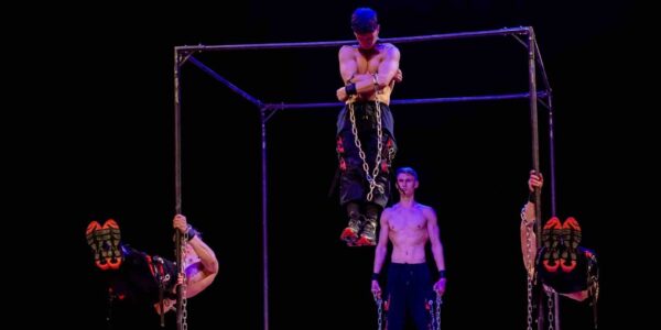 Circus-Acrobatic-Chain-Performance