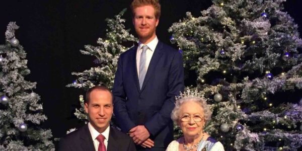 Duke-Of-Sussex-Lookalike-Posing-With-Queen-Lookalike