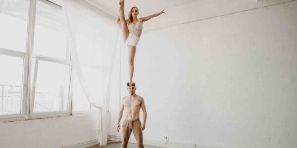 Female-Acrobat-Balancing-On-Male-Acrobat-Head