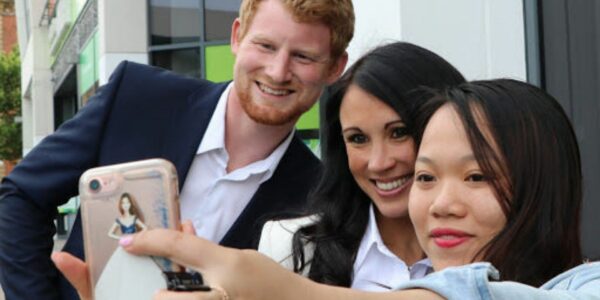 Meghan-Markle-Lookalike-Posing-For-Photo-With-Fan