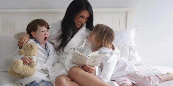 Meghan-Markle-Lookalike-Reading-Bedtime-Story