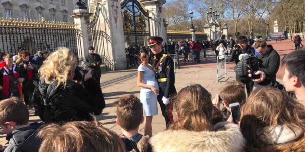Prince-Harry-And-Meghan-Lookalikes-Posing-For-Photos