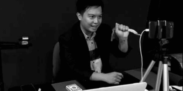 Virtual-Magician-Ming-Performs-Virtual-Magic