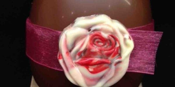 Chocolate-Flower-On-Easter-Egg