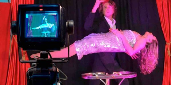 Online-Floating-Magic-Trick