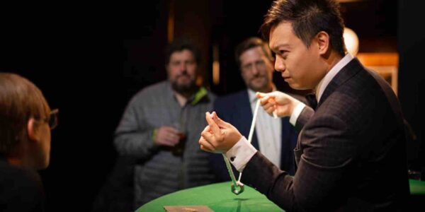 Close-Up-Magician-Rope-Illusion