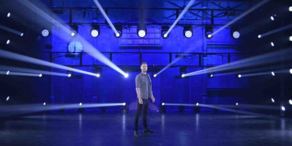 Illusionist-Stage-Show-Magician-Hire