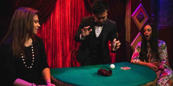 Walkabout-Magician-For-Hire-Entertains-Guests