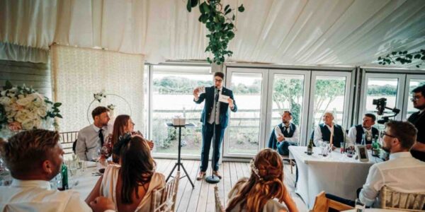 Close-Up-Magician-Performs-Wedding-Magic