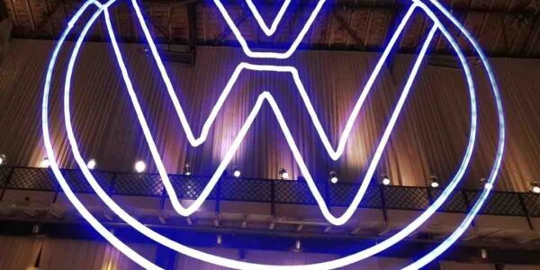 Car-Logo-Painted-With-Light-Painting