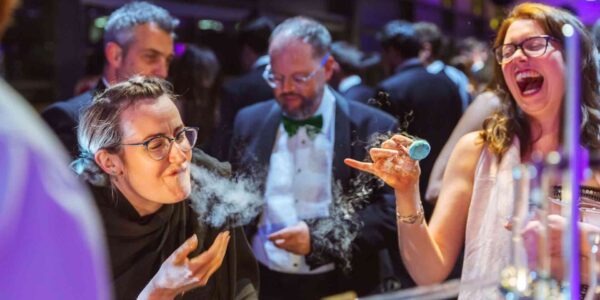 Guests-Try-Liquid-Nitrogen-Meringues