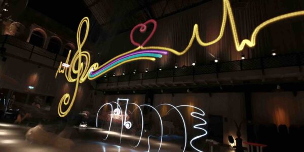 Light-Painter-Creates-Musical-Notes