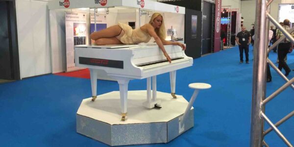 Pianist-Exhibition-Entertainment