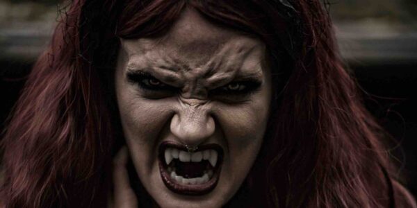 Vampire-Entertainer-Showing-Fangs
