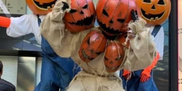 Creepy-Halloween-Stilt-Walkers