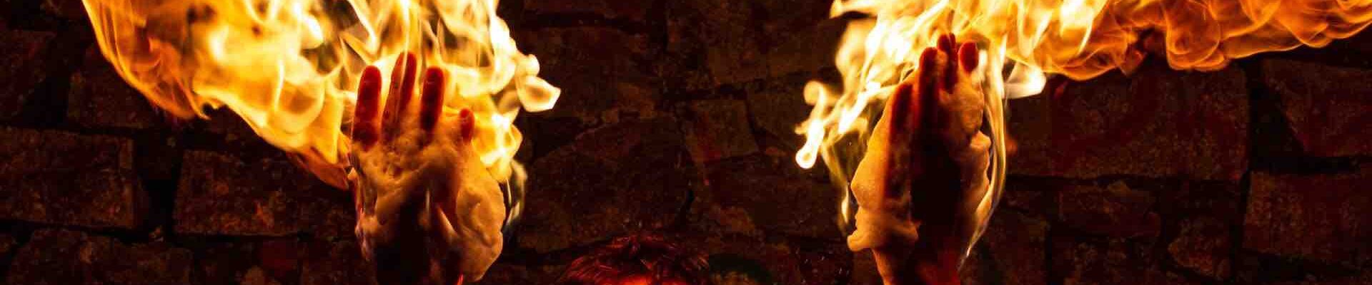 Fire-Dancer-Handling-Flames
