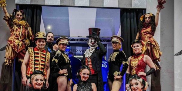 Halloween-Clown-With-Circus-Troupe